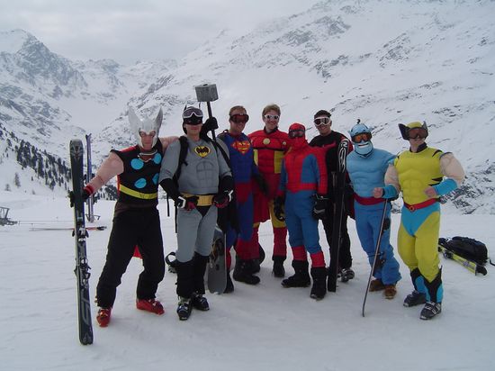 Superheroes esquiando