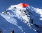 Quiere denunciar la contaminación del Mont-Blanc... pintándola de rojo!