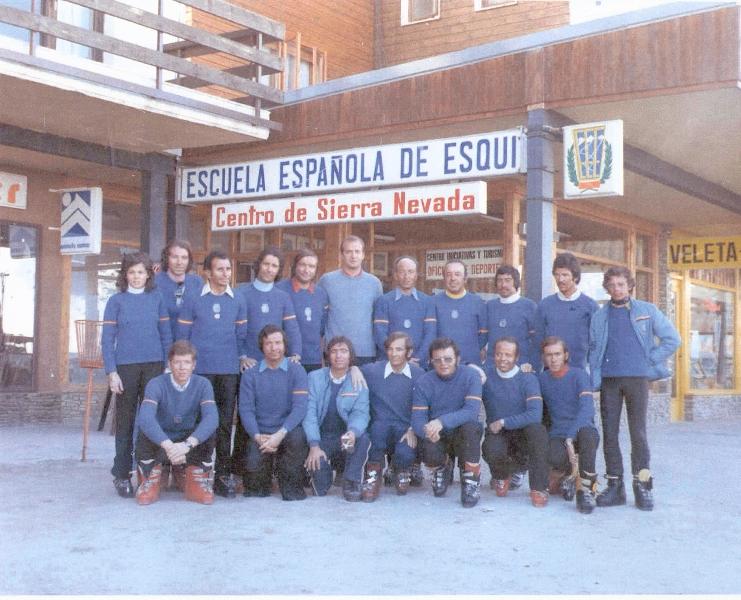 Juan Carlos I junto con los miembros de la Escuela Española de Esquí en Sierra Nevada
