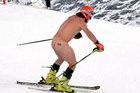 Schoenfelder esquia desnudo para saldar una apuesta