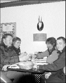 Jaime Fuertes, primero por la derecha, el sábado por la noche, cenando junto a tres de sus compañeros de San Isidro: Felipe Martínez (a su lado), Armando Valdés y Sonia Noval.